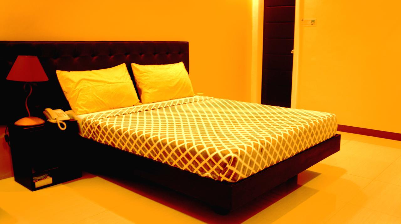 Urbantel Hotel Lucena Extérieur photo